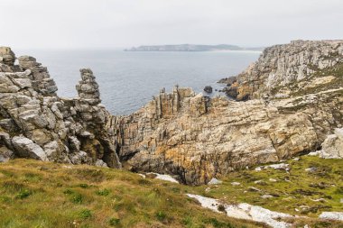 Crozon yarımadasındaki Pointe de Penhir 'deki kaya kıyısının resmi, Brittany, Fransa
