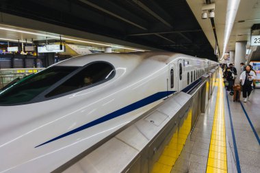 Osaka, Japonya - 13 Nisan 2023: Osaka, Japonya 'da kimliği belirsiz insanlarla dolu bir istasyon. Osaka, Japonya 'da Osaka ilinin başkenti ve en kalabalık üçüncü şehridir.