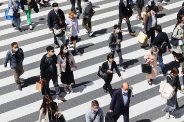 Osaka, Japonya - 13 Nisan 2023: Osaka, Japonya 'da kimliği belirsiz insanlarla dolu bir istasyon. Osaka, Japonya 'da Osaka ilinin başkenti ve en kalabalık üçüncü şehridir.