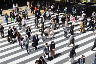 Osaka, Japonya - 13 Nisan 2023: Osaka, Japonya 'da kimliği belirsiz insanlarla dolu bir istasyon. Osaka, Japonya 'da Osaka ilinin başkenti ve en kalabalık üçüncü şehridir.