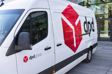 Münih, Almanya - 05 Nisan 2023: Almanya 'da bir teslimat minibüsünde DPD markasının logosu. DPD Almanya, Fransa merkezli uluslararası bir paket teslimat servisi olan Geopost 'un bir parçasıdır.