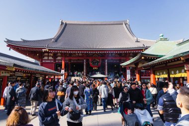 Tokyo, Japonya - 9 Nisan 2023: Senso-ji Tapınağı 'na kimliği belirsiz ziyaretçilerle birlikte giriş. Asakusa, Tokyo, Japonya 'da bulunan antik bir Budist tapınağıdır. Tokyo 'nun en eski tapınağı.