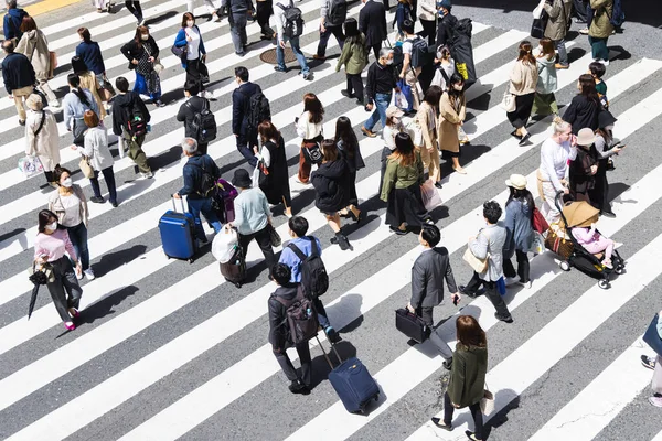 Osaka, Japonya - 13 Nisan 2023: Osaka, Japonya 'da kimliği belirsiz insanlarla dolu bir istasyon. Osaka, Japonya 'da Osaka ilinin başkenti ve en kalabalık üçüncü şehridir.