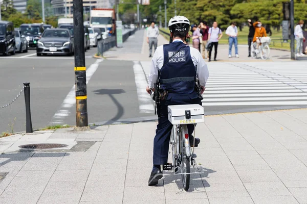 Tokyo Japon Avril 2023 Policier Non Identifié Sur Vélo Tokyo — Photo