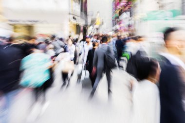 Tokyo, Japonya 'dan Shibuya geçidini geçen kalabalığın yakınlaştırma efektini kamera ile çektik.