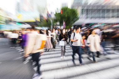 Tokyo, Japonya 'dan Shibuya geçidini geçen kalabalığın yakınlaştırma efektini kamera ile çektik.