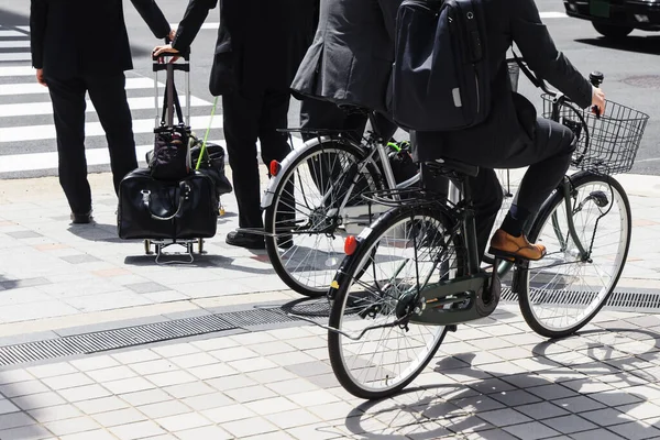 Bild Japanischer Geschäftsleute Auf Fahrrädern Auf Dem Bürgersteig Tokio — Stockfoto