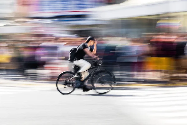 Retrato Borrão Movimento Intencional Jovem Monta Uma Bicicleta Uma Rua — Fotografia de Stock