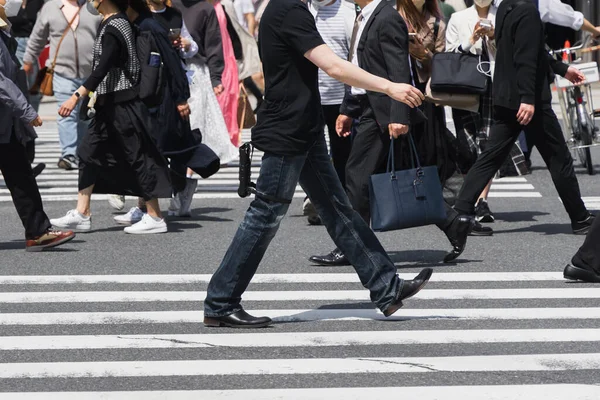 图为日本东京斑马线上穿过城市街道的人群 — 图库照片