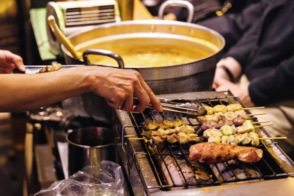 Foto Chef Irreconhecível Preparando Comida Uma Cozinha Tradicional Rua Tóquio — Fotografia de Stock