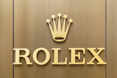Tokyo, Japonya - Nisan 04, 2023: Rolex 'in amblemi ve harfi bir mağaza cephesinde. Rolex 1905 yılında kurulan İsviçreli saat tasarımcısı ve üreticisi.