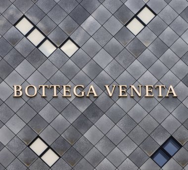 Tokyo, Japonya - 12 Nisan 2023: Tokyo 'da Bottega Veneta markasının harfleriyle modern mağaza cephesi. Bottega Veneta İtalya 'nın Milano şehrinde bulunan lüks bir İtalyan moda evi.