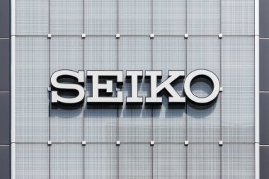 Tokyo, Japonya - 12 Nisan 2023: Tokyo 'daki Seiko şirketinin harfleriyle cam cephe. Seiko bir Japon saat, saat, elektronik cihazlar, yarı iletken, mücevher ve optik ürünler üreticisi.