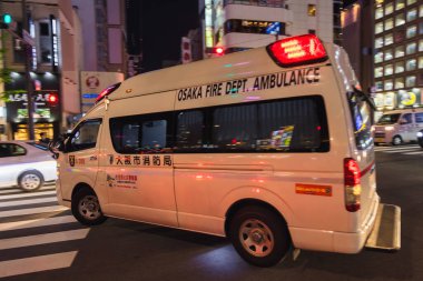 Osaka, Japonya - 13 Nisan 2023: Osaka İtfaiyesi gece ambulansı. Osaka yaklaşık 2,7 milyon yerleşimci ile Japonya 'nın üç büyük kentinden biridir.