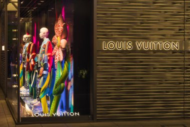 Osaka, Japonya - 13 Nisan 2023: Geceleri bir Louis Vuitton mağazasının vitrini. Louis Vuitton, 1854 yılında kurulan lüks bir Fransız moda evi.