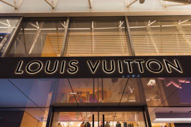Osaka, Japonya - 13 Nisan 2023: Louis Vuitton gece mağazası. Louis Vuitton, 1854 yılında kurulan lüks bir Fransız moda evi.