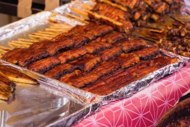 Tokyo, Japonya 'daki ünlü Tsukiji Pazarı' nda ızgara yılan balığı ile sergileniyor.