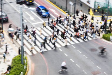 Tokyo, Japonya 'da bir şehir caddesinden geçen kalabalığın kasıtlı hareket bulanıklığı