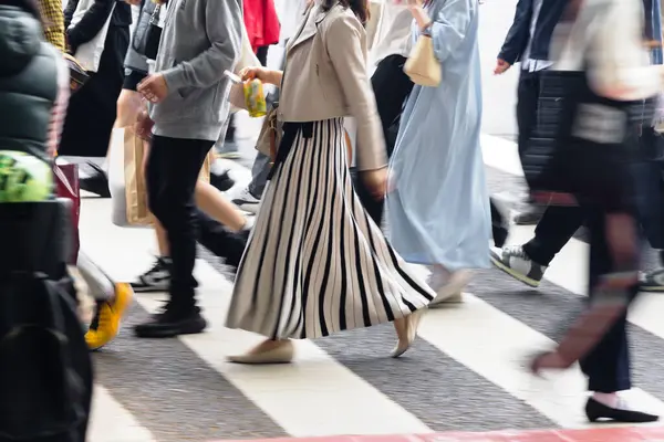 東京の街路を横断する人々の意図的な動きと写真 — ストック写真