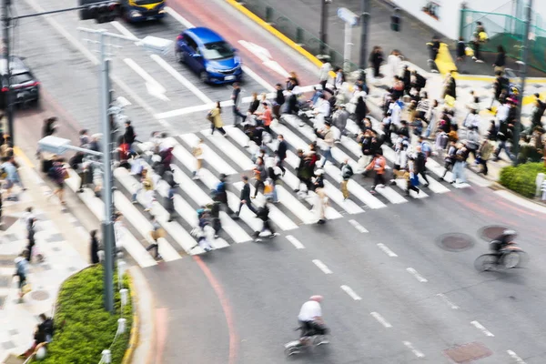Obraz Celowym Rozmyciem Ruchu Tłumów Ludzi Przechodzących Przez Ulicę Miasta — Zdjęcie stockowe