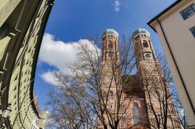 Münih, Almanya 'daki Frauenkirche' in kilise kuleleri manzaralı bir resim.