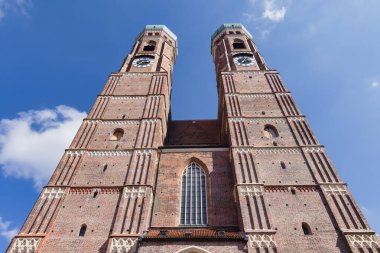 Münih, Almanya 'daki Frauenkirche' in kilise kulelerinin alçak açılı görüntüsü