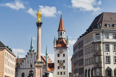 Münih, Bavyera, Almanya 'daki Marienplatz' daki eski belediye binasına bakan bir resim