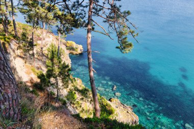Crozon yarımadasındaki Pointe des Espagnols yakınlarında Brittany, Fransa