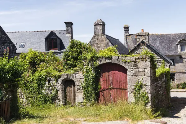 Picture Overgrown Old Stone Buildings Historic Old Town Locronan France — Stock Photo, Image