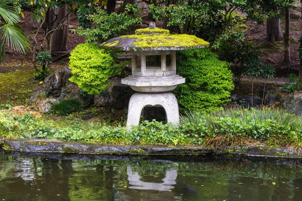 Foto Musgo Coberto Lanterna Pedra Velha Parque Público Ashikaga Japão — Fotografia de Stock