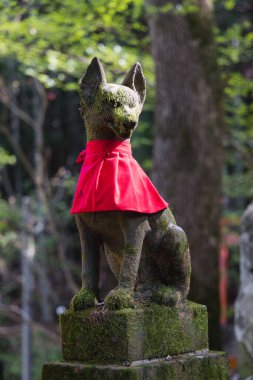 Japonya 'nın Kyoto bölgesindeki Fushimi Inari Tapınağı' nda bir tilki heykeli resmi
