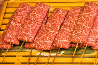 Tokyo, Japonya 'da bir Japon sokak mutfağında nefis Wagyu bifteği ile çubuklar.