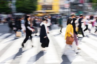 Tokyo, Japonya 'daki ünlü Shibuya Geçidi' nden geçen kalabalığın hareket bulanıklığı etkisi.