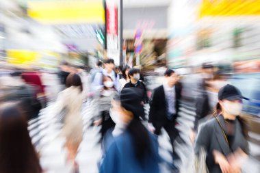 Tokyo, Japonya 'daki ünlü Shibuya Geçidi' nden geçen kalabalığın yakınlaştırma efektini kameralı fotoğraf çekti.