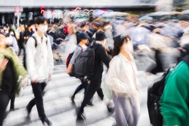 Tokyo, Japonya 'daki ünlü Shibuya Geçidi' nden geçen kalabalığın hareket bulanıklığı etkisi.