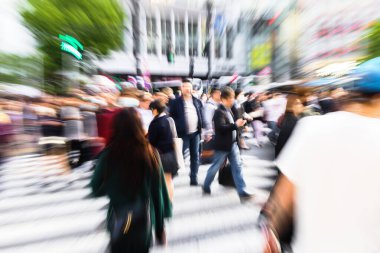 Tokyo, Japonya 'daki ünlü Shibuya Geçidi' nden geçen kalabalığın yakınlaştırma efektini kameralı fotoğraf çekti.