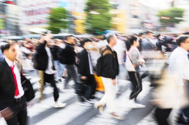 Tokyo, Japonya 'daki ünlü Shibuya Geçidi' nden geçen kalabalığın hareket bulanıklığı etkisi.