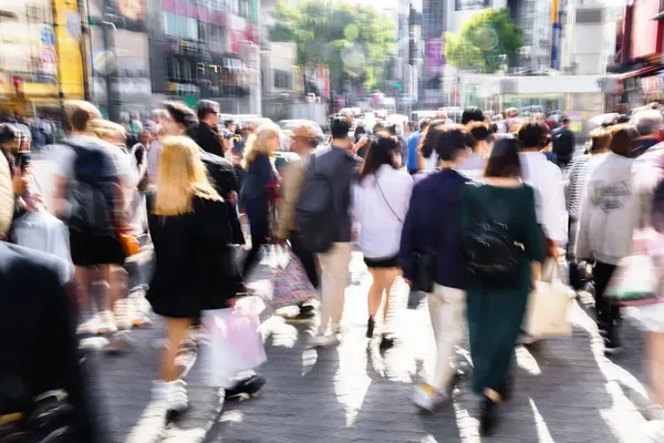 Bild Mit Bewegungsunschärfeffekt Von Menschenmassen Beim Überqueren Der Berühmten Shibuya — Stockfoto