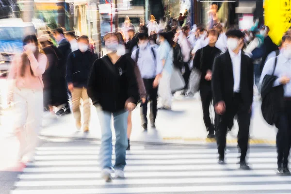 Imagen Con Efecto Desenfoque Movimiento Multitudes Personas Cruzando Una Calle — Foto de Stock