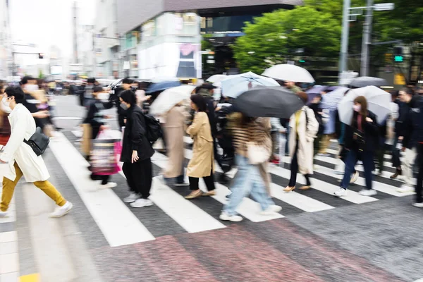 Folle Persone Con Ombrelloni Che Attraversano Una Strada Tokyo Giappone — Foto Stock