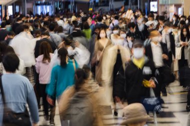 Bir tren istasyonunun alt geçidinde bulanık gezen kalabalığın uzun süre görüntülendiği bir resim.
