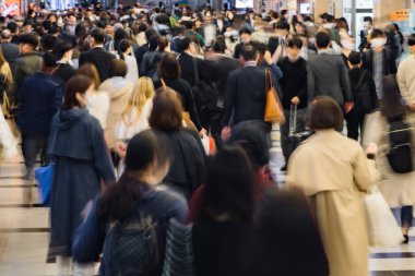 Bir tren istasyonunun alt geçidinde bulanık gezen kalabalığın uzun süre görüntülendiği bir resim.
