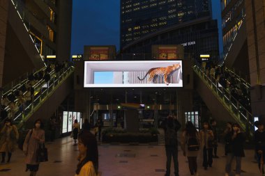 Osaka, Japonya - 14 Nisan 2023: Osaka İstasyonu 'nda kimliği belirsiz bir leoparın gerçekçi bir şekilde temsil edildiği video duvarı. Osaka istasyonu Umeda bölgesinde büyük bir tren istasyonudur.