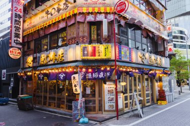 Tokyo, Japonya - 10 Nisan 2023: Chiyoda bölgesindeki Uomaro ana mağaza restoranı. Bu izakaya, deniz ürünleri konusunda uzmanlaşmıştır ve günün 24 saati açılan bir restoran kompleksinin parçasıdır.