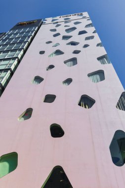 Tokyo, Japonya - 10 Nisan 2023: Mikimoto Binası Ginza 'da. Toyo Ito tarafından tasarlanmış ve 2005 yılında tamamlanmıştır. Aynı isimdeki kültürlü inci şirketinin amiral gemisi.