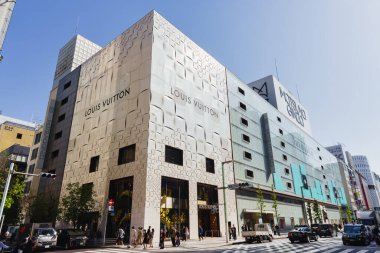 Tokyo, Japonya - 10 Nisan 2023 Ginza bölgesindeki Louis Vuitton mağazası kimliği belirsiz insanlarla dolu. 1854 yılında Louis Vuitton tarafından kurulan lüks bir Fransız moda evi.