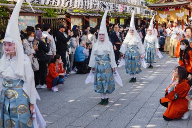 Tokyo, Japonya - 9 Nisan 2023: Asakusa 'daki Senso-Ji Tapınağı' ndaki bir Matsuri 'de kimliği belirsiz insanlarla geçit töreni. Matsuriler, genellikle yerel bir tapınak veya tapınak tarafından desteklenen geleneksel Japon festivalleridir.