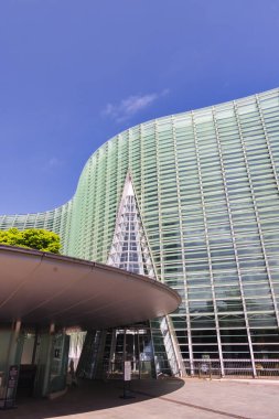 Tokyo, Japonya - 08 Nisan 2023: Roppongi, Minato 'daki Ulusal Sanat Merkezi. Modern bina Kisho Kurokawa tarafından tasarlanmıştır. Ülkedeki en büyük sergi alanlarından biri.