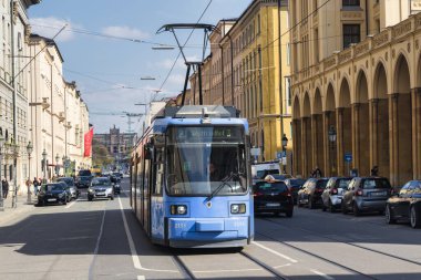 Münih, Almanya - 05 Nisan 2023: Münih 'te tramvayla Maximilianstrasse. Münih 'teki Maximilianstrasse Münih' teki dört kraliyet caddesinden biridir.