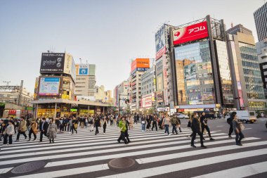 Tokyo, Japonya - 11 Nisan 2023: Shinjuku şehrinde kimliği belirsiz insanlarla kavşak. Shinjuku bölgesi Tokyo 'da büyük bir ticari ve idari merkezdir.